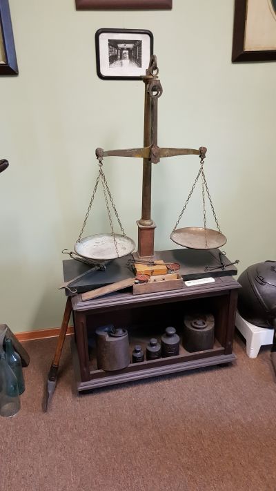 Waga sklepowa wraz z odważnikami. Zdjęcie udostępnione przez Pana Grzegorza Dąbrowskiego